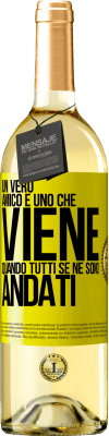 29,95 € Spedizione Gratuita | Vino bianco Edizione WHITE Un vero amico è uno che viene quando tutti se ne sono andati Etichetta Gialla. Etichetta personalizzabile Vino giovane Raccogliere 2024 Verdejo