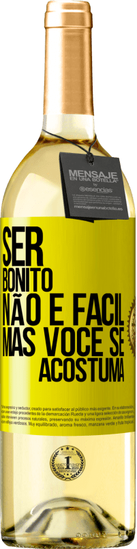 29,95 € Envio grátis | Vinho branco Edição WHITE Ser bonito não é fácil, mas você se acostuma Etiqueta Amarela. Etiqueta personalizável Vinho jovem Colheita 2024 Verdejo