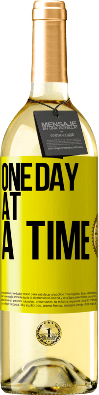 29,95 € Free Shipping | White Wine WHITE Edition One day at a time Yellow Label. Customizable label Young wine Harvest 2024 Verdejo