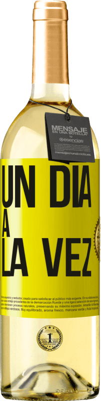 29,95 € Envío gratis | Vino Blanco Edición WHITE Un día a la vez Etiqueta Amarilla. Etiqueta personalizable Vino joven Cosecha 2023 Verdejo
