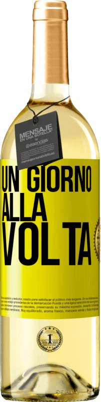 29,95 € Spedizione Gratuita | Vino bianco Edizione WHITE Un giorno alla volta Etichetta Gialla. Etichetta personalizzabile Vino giovane Raccogliere 2024 Verdejo