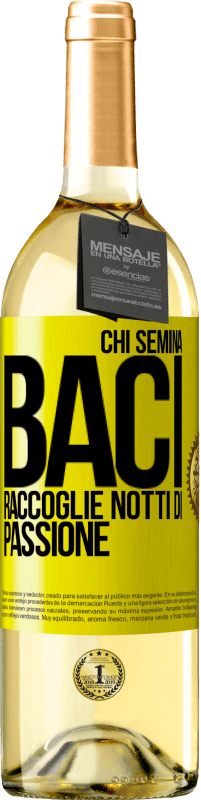 29,95 € Spedizione Gratuita | Vino bianco Edizione WHITE Chi semina baci, raccoglie notti di passione Etichetta Gialla. Etichetta personalizzabile Vino giovane Raccogliere 2024 Verdejo