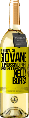 29,95 € Spedizione Gratuita | Vino bianco Edizione WHITE Un giorno sei giovane e il prossimo porti ibuprofene e paracetamolo nella borsa Etichetta Gialla. Etichetta personalizzabile Vino giovane Raccogliere 2024 Verdejo