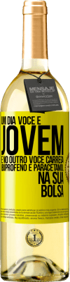 29,95 € Envio grátis | Vinho branco Edição WHITE Um dia você é jovem e no outro você carrega ibuprofeno e paracetamol na sua bolsa Etiqueta Amarela. Etiqueta personalizável Vinho jovem Colheita 2023 Verdejo