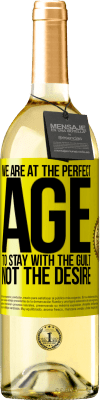 29,95 € 送料無料 | 白ワイン WHITEエディション 欲望ではなく罪悪感を持ち続けるために私たちは完璧な時代にいます 黄色のラベル. カスタマイズ可能なラベル 若いワイン 収穫 2025 Verdejo