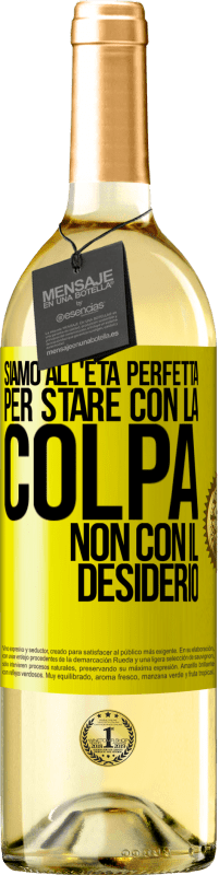 29,95 € Spedizione Gratuita | Vino bianco Edizione WHITE Siamo all'età perfetta, per stare con la colpa, non con il desiderio Etichetta Gialla. Etichetta personalizzabile Vino giovane Raccogliere 2024 Verdejo