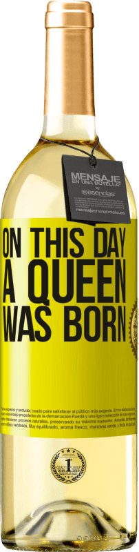 29,95 € Envío gratis | Vino Blanco Edición WHITE On this day a queen was born Etiqueta Amarilla. Etiqueta personalizable Vino joven Cosecha 2023 Verdejo