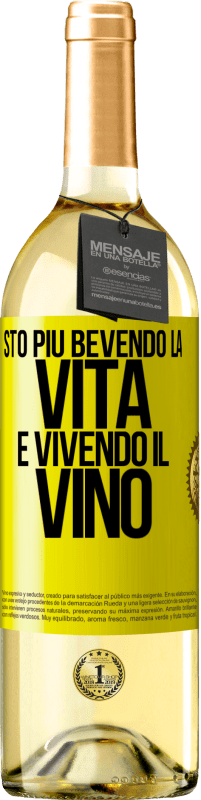 29,95 € Spedizione Gratuita | Vino bianco Edizione WHITE Sto più bevendo la vita e vivendo il vino Etichetta Gialla. Etichetta personalizzabile Vino giovane Raccogliere 2024 Verdejo