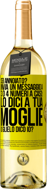 29,95 € Spedizione Gratuita | Vino bianco Edizione WHITE Sei annoiato Invia un messaggio a 3 o 4 numeri a caso: lo dici a tua moglie o glielo dico io? Etichetta Gialla. Etichetta personalizzabile Vino giovane Raccogliere 2024 Verdejo