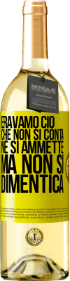 29,95 € Spedizione Gratuita | Vino bianco Edizione WHITE Eravamo ciò che non si conta, né si ammette, ma non si dimentica Etichetta Gialla. Etichetta personalizzabile Vino giovane Raccogliere 2024 Verdejo