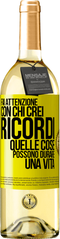 29,95 € Spedizione Gratuita | Vino bianco Edizione WHITE Fai attenzione con chi crei ricordi. Quelle cose possono durare una vita Etichetta Gialla. Etichetta personalizzabile Vino giovane Raccogliere 2023 Verdejo