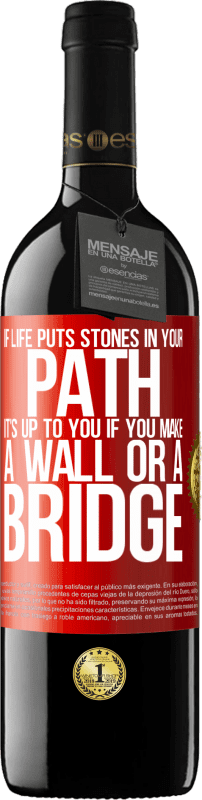 39,95 € 送料無料 | 赤ワイン REDエディション MBE 予約する 人生があなたの道に石を置くなら、壁や橋を作るかどうかはあなた次第です 赤いタグ. カスタマイズ可能なラベル 予約する 12 月 収穫 2014 Tempranillo