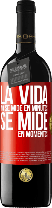 39,95 € Envío gratis | Vino Tinto Edición RED MBE Reserva La vida no se mide en minutos, se mide en momentos Etiqueta Roja. Etiqueta personalizable Reserva 12 Meses Cosecha 2015 Tempranillo