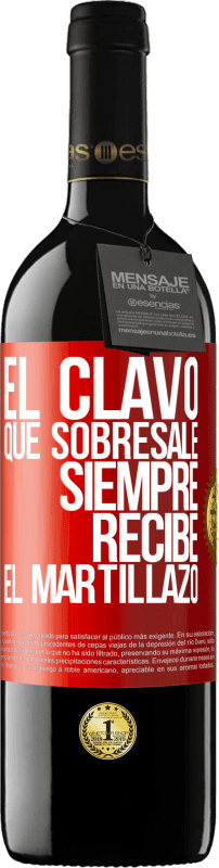 39,95 € Envío gratis | Vino Tinto Edición RED MBE Reserva El clavo que sobresale siempre recibe el martillazo Etiqueta Roja. Etiqueta personalizable Reserva 12 Meses Cosecha 2015 Tempranillo