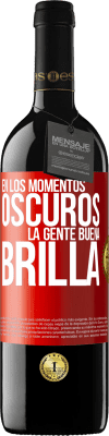 39,95 € Envío gratis | Vino Tinto Edición RED MBE Reserva En los momentos oscuros la gente buena brilla Etiqueta Roja. Etiqueta personalizable Reserva 12 Meses Cosecha 2014 Tempranillo