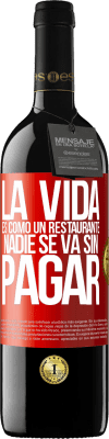 39,95 € Envío gratis | Vino Tinto Edición RED MBE Reserva La vida es como un restaurante, nadie se va sin pagar Etiqueta Roja. Etiqueta personalizable Reserva 12 Meses Cosecha 2015 Tempranillo