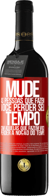 39,95 € Envio grátis | Vinho tinto Edição RED MBE Reserva Mude as pessoas que fazem você perder seu tempo com aquelas que fazem você perder a noção do tempo Etiqueta Vermelha. Etiqueta personalizável Reserva 12 Meses Colheita 2014 Tempranillo