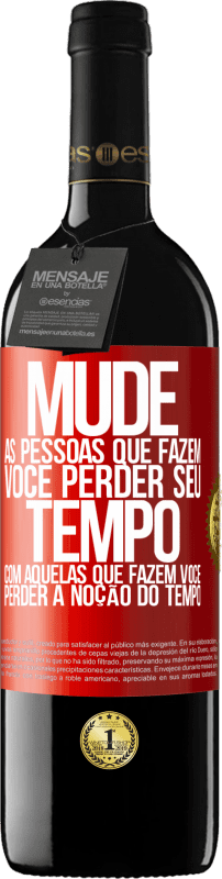 39,95 € Envio grátis | Vinho tinto Edição RED MBE Reserva Mude as pessoas que fazem você perder seu tempo com aquelas que fazem você perder a noção do tempo Etiqueta Vermelha. Etiqueta personalizável Reserva 12 Meses Colheita 2015 Tempranillo