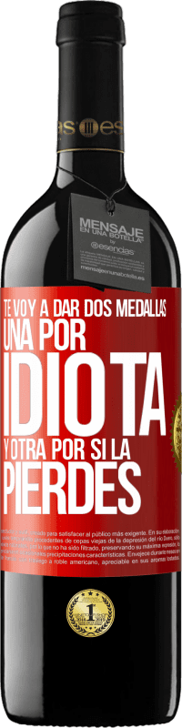 39,95 € Envío gratis | Vino Tinto Edición RED MBE Reserva Te voy a dar dos medallas: Una por idiota y otra por si la pierdes Etiqueta Roja. Etiqueta personalizable Reserva 12 Meses Cosecha 2015 Tempranillo