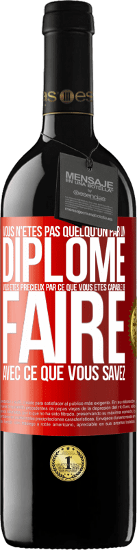 39,95 € Envoi gratuit | Vin rouge Édition RED MBE Réserve Vous n'êtes pas quelqu'un par un diplôme. Vous êtes précieux par ce que vous êtes capable de faire avec ce que vous savez Étiquette Rouge. Étiquette personnalisable Réserve 12 Mois Récolte 2015 Tempranillo