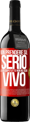 39,95 € Spedizione Gratuita | Vino rosso Edizione RED MBE Riserva Non prendere sul serio la vita, dopotutto, non ne uscirai vivo Etichetta Rossa. Etichetta personalizzabile Riserva 12 Mesi Raccogliere 2015 Tempranillo