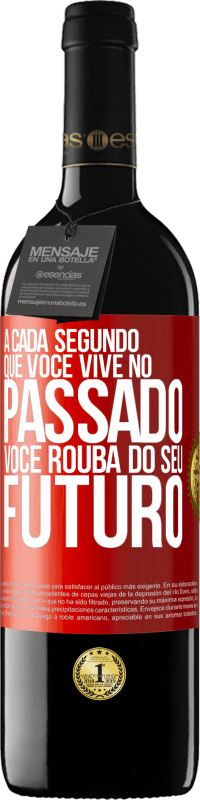 39,95 € Envio grátis | Vinho tinto Edição RED MBE Reserva A cada segundo que você vive no passado, você rouba do seu futuro Etiqueta Vermelha. Etiqueta personalizável Reserva 12 Meses Colheita 2015 Tempranillo