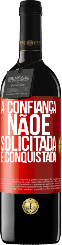 39,95 € Envio grátis | Vinho tinto Edição RED MBE Reserva A confiança não é solicitada, é conquistada Etiqueta Vermelha. Etiqueta personalizável Reserva 12 Meses Colheita 2015 Tempranillo