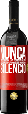 39,95 € Envío gratis | Vino Tinto Edición RED MBE Reserva Nunca subestimes a una persona callada, las cosas importantes se planean en silencio Etiqueta Roja. Etiqueta personalizable Reserva 12 Meses Cosecha 2015 Tempranillo