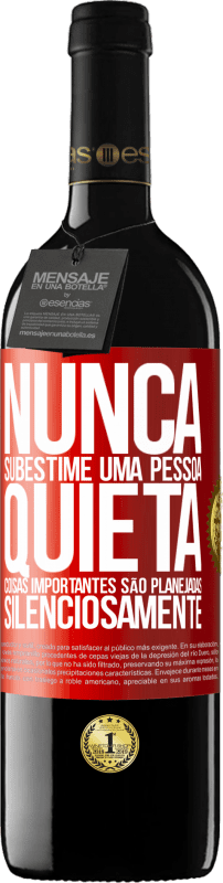 39,95 € Envio grátis | Vinho tinto Edição RED MBE Reserva Nunca subestime uma pessoa quieta, coisas importantes são planejadas silenciosamente Etiqueta Vermelha. Etiqueta personalizável Reserva 12 Meses Colheita 2015 Tempranillo