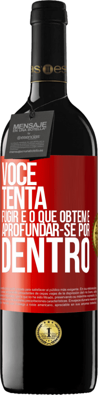 39,95 € Envio grátis | Vinho tinto Edição RED MBE Reserva Você tenta fugir e o que obtém é aprofundar-se por dentro Etiqueta Vermelha. Etiqueta personalizável Reserva 12 Meses Colheita 2015 Tempranillo