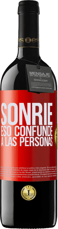 39,95 € Envío gratis | Vino Tinto Edición RED MBE Reserva Sonríe, eso confunde a las personas Etiqueta Roja. Etiqueta personalizable Reserva 12 Meses Cosecha 2015 Tempranillo