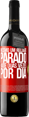 39,95 € Envio grátis | Vinho tinto Edição RED MBE Reserva Mesmo um relógio parado bate duas vezes por dia Etiqueta Vermelha. Etiqueta personalizável Reserva 12 Meses Colheita 2015 Tempranillo