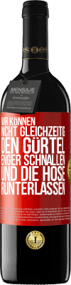 39,95 € Kostenloser Versand | Rotwein RED Ausgabe MBE Reserve Wir können nicht gleichzeitig den Gürtel enger schnallen und die Hose runterlassen Rote Markierung. Anpassbares Etikett Reserve 12 Monate Ernte 2014 Tempranillo