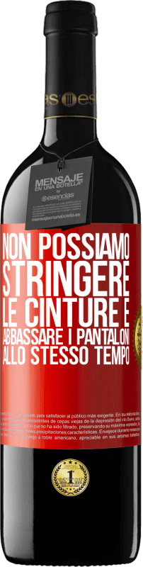 39,95 € Spedizione Gratuita | Vino rosso Edizione RED MBE Riserva Non possiamo stringere le cinture e abbassare i pantaloni allo stesso tempo Etichetta Rossa. Etichetta personalizzabile Riserva 12 Mesi Raccogliere 2015 Tempranillo