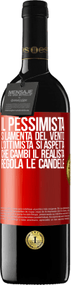 39,95 € Spedizione Gratuita | Vino rosso Edizione RED MBE Riserva Il pessimista si lamenta del vento l'ottimista si aspetta che cambi il realista regola le candele Etichetta Rossa. Etichetta personalizzabile Riserva 12 Mesi Raccogliere 2015 Tempranillo