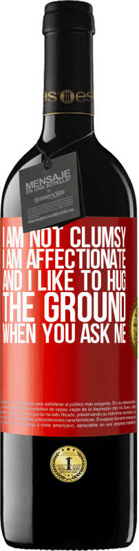 39,95 € Free Shipping | Red Wine RED Edition MBE Reserve I am not clumsy, I am affectionate, and I like to hug the ground when you ask me Red Label. Customizable label Reserve 12 Months Harvest 2016 Tempranillo