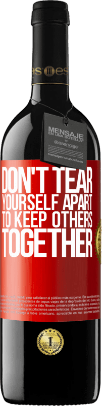 39,95 € Free Shipping | Red Wine RED Edition MBE Reserve Don't tear yourself apart to keep others together Red Label. Customizable label Reserve 12 Months Harvest 2015 Tempranillo