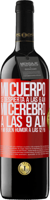 39,95 € Envío gratis | Vino Tinto Edición RED MBE Reserva Mi cuerpo se despierta a las 6 a.m. Mi cerebro a las 9 a.m. y mi buen humor a las 12 p.m Etiqueta Roja. Etiqueta personalizable Reserva 12 Meses Cosecha 2015 Tempranillo