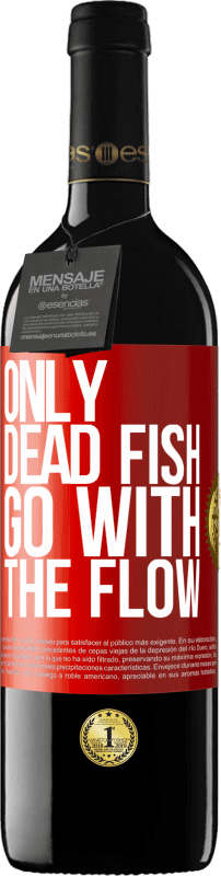 39,95 € 免费送货 | 红酒 RED版 MBE 预订 只有死鱼才能顺其自然 红色标签. 可自定义的标签 预订 12 个月 收成 2014 Tempranillo