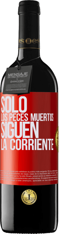 39,95 € Envío gratis | Vino Tinto Edición RED MBE Reserva Sólo los peces muertos siguen la corriente Etiqueta Roja. Etiqueta personalizable Reserva 12 Meses Cosecha 2015 Tempranillo