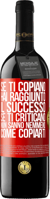 39,95 € Spedizione Gratuita | Vino rosso Edizione RED MBE Riserva Se ti copiano, hai raggiunto il successo. Se ti criticano, non sanno nemmeno come copiarti Etichetta Rossa. Etichetta personalizzabile Riserva 12 Mesi Raccogliere 2015 Tempranillo