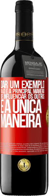 39,95 € Envio grátis | Vinho tinto Edição RED MBE Reserva Dar um exemplo não é a principal maneira de influenciar os outros é a única maneira Etiqueta Vermelha. Etiqueta personalizável Reserva 12 Meses Colheita 2015 Tempranillo