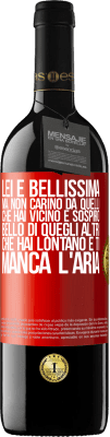 39,95 € Spedizione Gratuita | Vino rosso Edizione RED MBE Riserva Lei è bellissima Ma non carino da quelli che hai vicino e sospiro. Bello di quegli altri, che hai lontano e ti manca l'aria Etichetta Rossa. Etichetta personalizzabile Riserva 12 Mesi Raccogliere 2014 Tempranillo