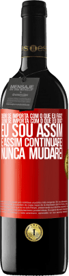 39,95 € Envio grátis | Vinho tinto Edição RED MBE Reserva quem se importa com o que eu faço? Quem se importa com o que eu digo? Eu sou assim, e assim continuarei, nunca mudarei Etiqueta Vermelha. Etiqueta personalizável Reserva 12 Meses Colheita 2014 Tempranillo