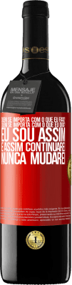 39,95 € Envio grátis | Vinho tinto Edição RED MBE Reserva quem se importa com o que eu faço? Quem se importa com o que eu digo? Eu sou assim, e assim continuarei, nunca mudarei Etiqueta Vermelha. Etiqueta personalizável Reserva 12 Meses Colheita 2015 Tempranillo