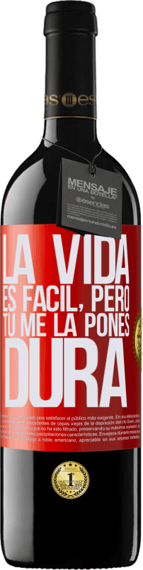 39,95 € Envío gratis | Vino Tinto Edición RED MBE Reserva La vida es fácil, pero tú me la pones dura Etiqueta Roja. Etiqueta personalizable Reserva 12 Meses Cosecha 2015 Tempranillo