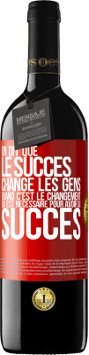 39,95 € Envoi gratuit | Vin rouge Édition RED MBE Réserve On dit que le succès change les gens quand c'est le changement qui est nécessaire pour avoir du succès Étiquette Rouge. Étiquette personnalisable Réserve 12 Mois Récolte 2015 Tempranillo