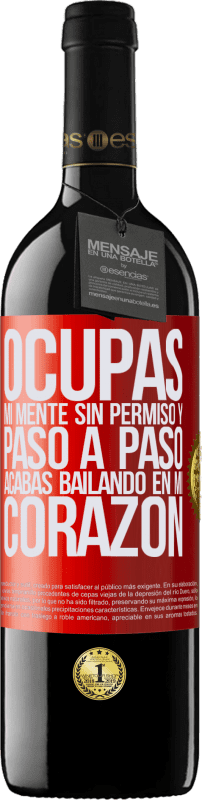 39,95 € Envío gratis | Vino Tinto Edición RED MBE Reserva Ocupas mi mente sin permiso y paso a paso, acabas bailando en mi corazón Etiqueta Roja. Etiqueta personalizable Reserva 12 Meses Cosecha 2015 Tempranillo