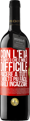 39,95 € Spedizione Gratuita | Vino rosso Edizione RED MBE Riserva Con l'età ho capito che è molto difficile piacere a tutti. È molto più facile farli incazzare Etichetta Rossa. Etichetta personalizzabile Riserva 12 Mesi Raccogliere 2014 Tempranillo