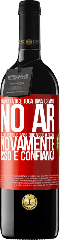 39,95 € Envio grátis | Vinho tinto Edição RED MBE Reserva Quando você joga uma criança no ar, ele ri porque sabe que você a pegará novamente. ISSO É CONFIANÇA Etiqueta Vermelha. Etiqueta personalizável Reserva 12 Meses Colheita 2016 Tempranillo